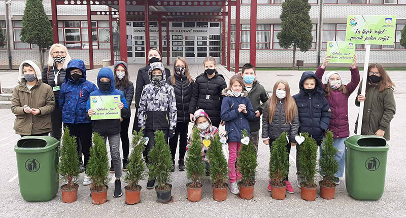 Udruženje "Mali svijet" sa mladim ekolozima u dvorištu OŠ "Skender Kulenović" zasadilo 10 tuja
